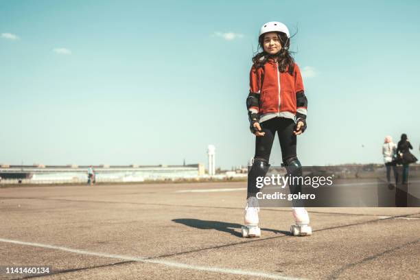 bambina sui pattini a rotelle su tempelhofer feld a berlino - rollerskates foto e immagini stock