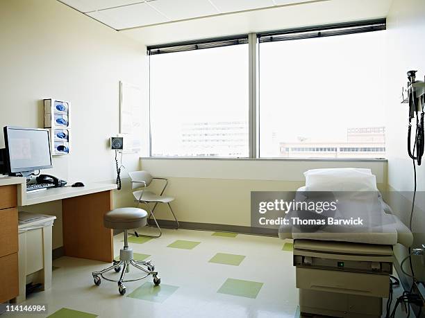 empty medical exam room - dokterspraktijk stockfoto's en -beelden
