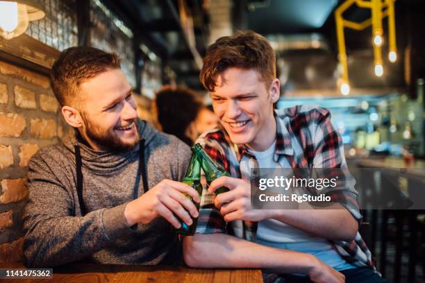 los hombres que tienen tostadas celebratorias - bar cafeteria fotografías e imágenes de stock