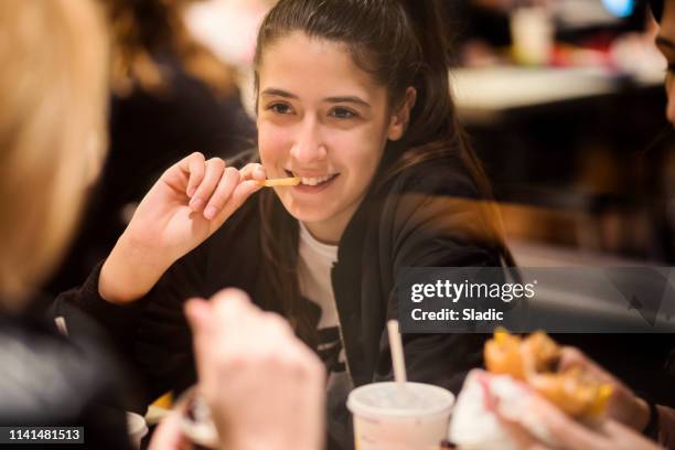 essen und spaß - teenagers eating with mum stock-fotos und bilder