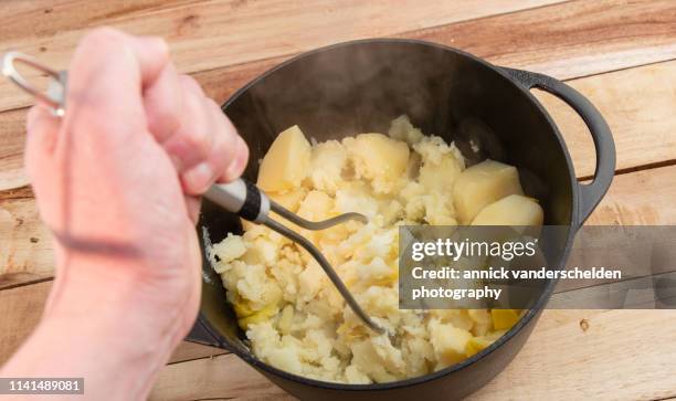 potato-leek mash preparation - potato masher stockfoto's en -beelden