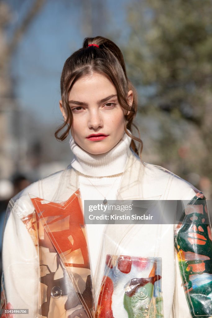 Street Style - Paris Fashion Week Womenswear Fall/Winter 2019/2020 : Day Three