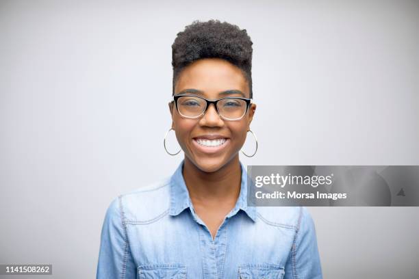 smiling female afro owner against white background - afro americano - fotografias e filmes do acervo