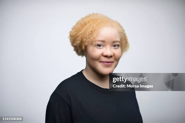 portrait of businesswoman with curly blond hair - albino man stock-fotos und bilder