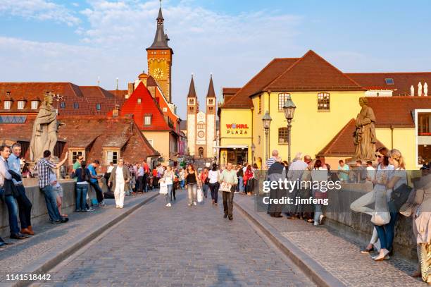 alte mainbrucke, den gamla bron över floden main i würzburg, tyskland - main street bildbanksfoton och bilder