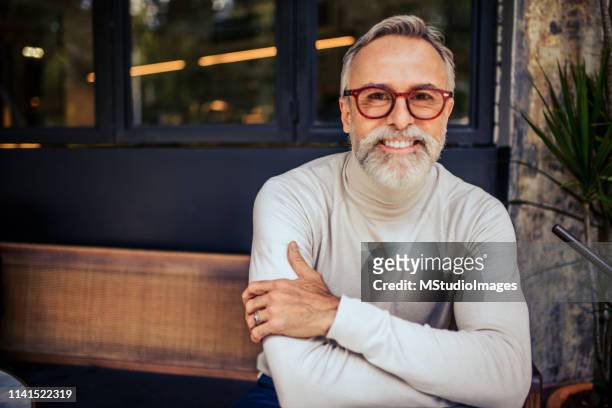 笑顔の成熟した男の肖像画. - 2018 glasses ストックフォトと画像