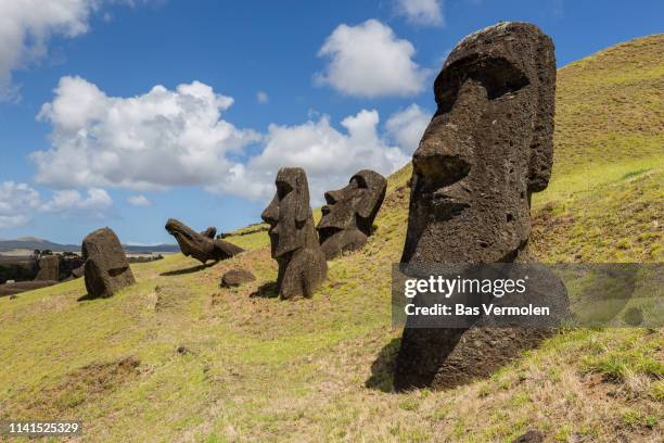 moai on easter island - isla de pascua fotografías e imágenes de stock