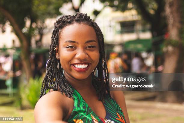 retrato de una chica brasileña mirándote - estado pará fotografías e imágenes de stock