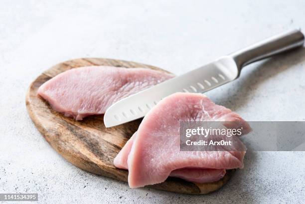 raw turkey meat steaks - schnitzel stockfoto's en -beelden