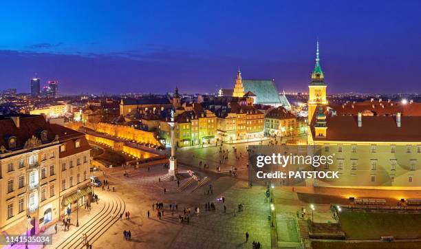 panoramic view of castle square with royal castle and sigismund's column in warsaw at night - royal castle warsaw stock pictures, royalty-free photos & images