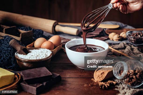 fare mousse al cioccolato su un tavolo di legno in una cucina rustica - chocolate pudding foto e immagini stock