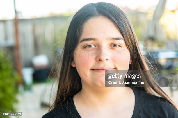 lächelnd dreizehn jahre altes kaukasisches mädchen (echte menschen) - 12 years old girls stock-fotos und bilder