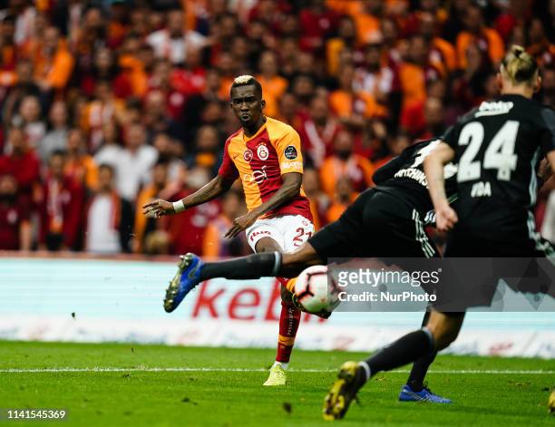 Henry Onyekuru of Galatasaray passing the ball during the Turkish Super Lig match between Galatasaray S.K. And Besiktas at the Türk Telekom Arena in...