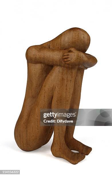 figura di legno piccola scultura di tristezza o la disperazione - senza speranza foto e immagini stock