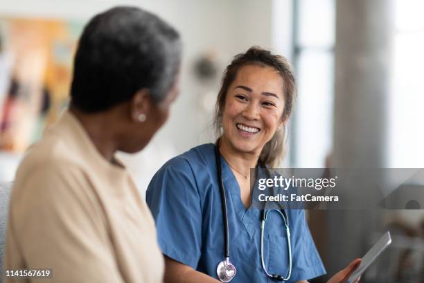 arts en patiënt met een gesprek - hospital visit stockfoto's en -beelden