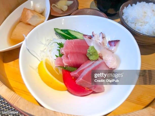 sashimi lunch meal served in hangiri - daikon stockfoto's en -beelden