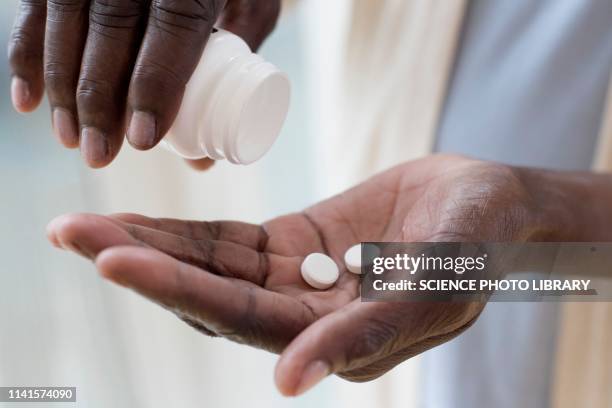 woman pouring pills - taking medication stockfoto's en -beelden