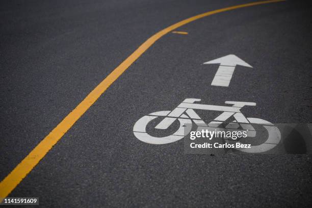 bicycle lane - bicycle lane stock pictures, royalty-free photos & images