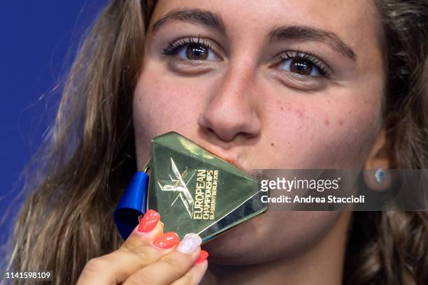 Simona Quadarella of Italy kisses the medal after the Women's 800m Freestyle final. Simona Quadarella won the gold medal.