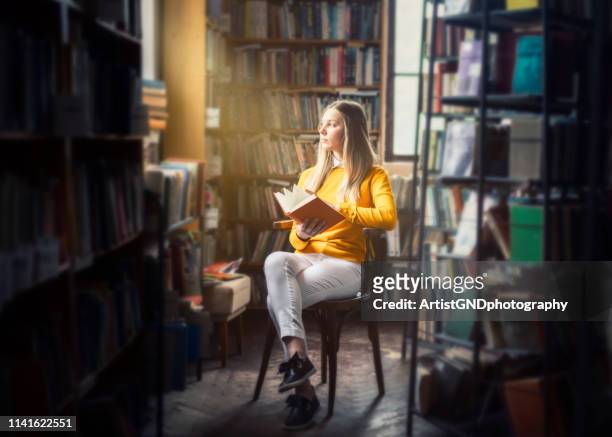 junge frau liest in der bibliothek - library　woman stock-fotos und bilder