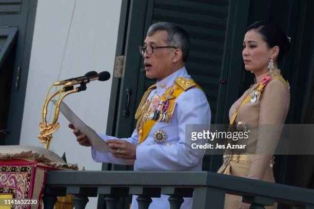 Newly crowned King Maha Vajiralongkorn addresses the crowd as Queen Suthida standing beside him on a balcony at the Grand Palace on May 6, 2019 in...
