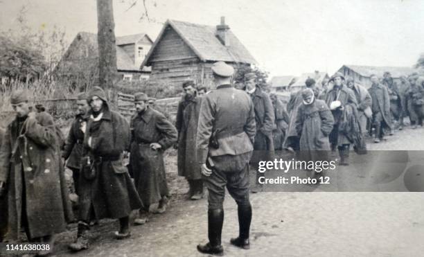 German army postcard showing Russian prisoners of war captured by the German army, 1942.