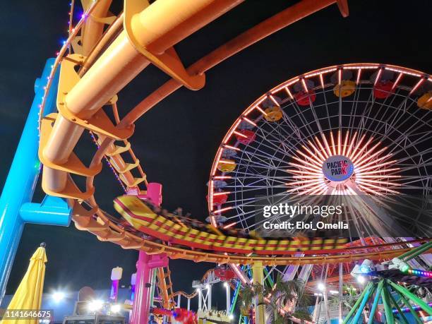 parco divertimenti pacific park sul molo di santa monica con la ruota panoramica e le montagne russe - santa monica pier foto e immagini stock