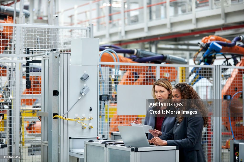 Los ingenieros que utilizan tecnologías en la industria automovilística