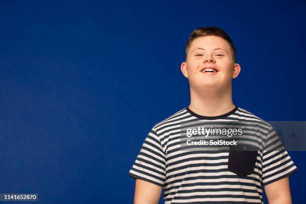 sonriendo de oreja a oreja - down's syndrome fotografías e imágenes de stock