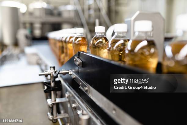productielijn voor sap bottelen - food and drink industry stockfoto's en -beelden