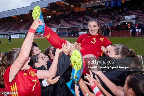 Berta Pujadas and her team mates of Spain celebrate their classification for the EURO during the UEFA Women's U19 European Qualifier match between...