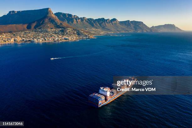 containerschiffe sind heute das wichtigste transportmittel - sporthandel stock-fotos und bilder