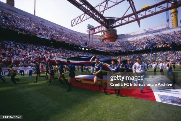 Players of FC Internazionale celebrate winning the league after the Serie A match between FC Internazionale and ACF Fiorentina at San Siro stadium on...