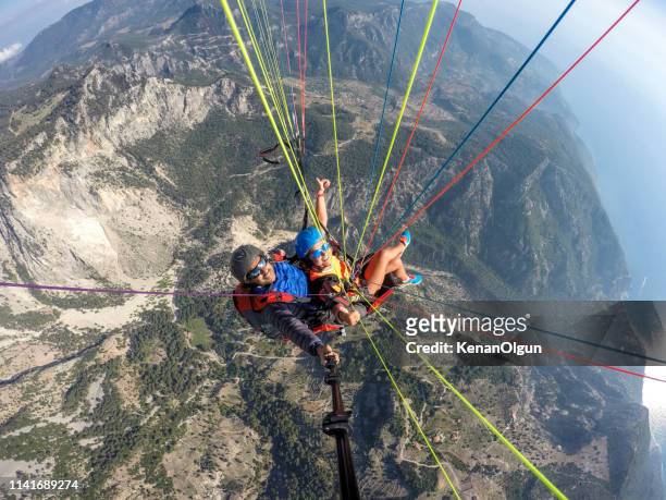 tandem sprong in paragliding. - parachute jump stockfoto's en -beelden
