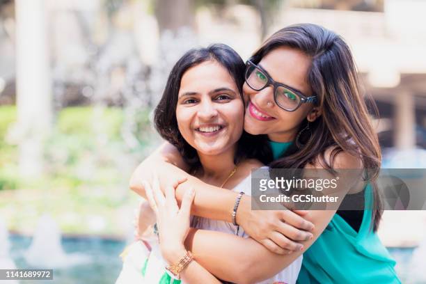 portretten van vrolijke meisjes - indian mother and daughter stockfoto's en -beelden