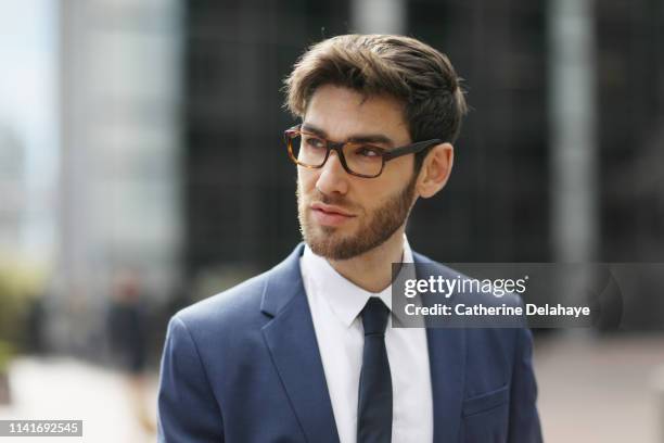 portrait of a 30 years old man in a business district - un seul homme d'âge moyen photos et images de collection