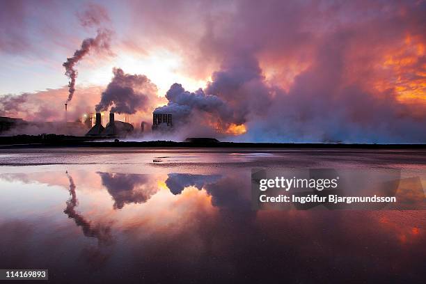 steam rising from svartsengi - energia geotermica fotografías e imágenes de stock