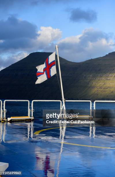 faroese national flag at kalsoy, faeroe islands - îles féroé photos et images de collection