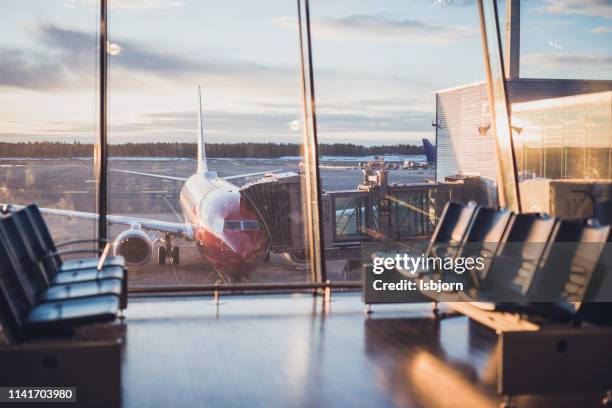 vliegtuig op luchthaven. - boarding plane stockfoto's en -beelden