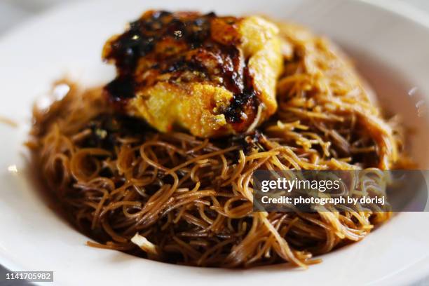 malaysian breakfast. mi ekonomi (economy noodle) - ekonomi stockfoto's en -beelden