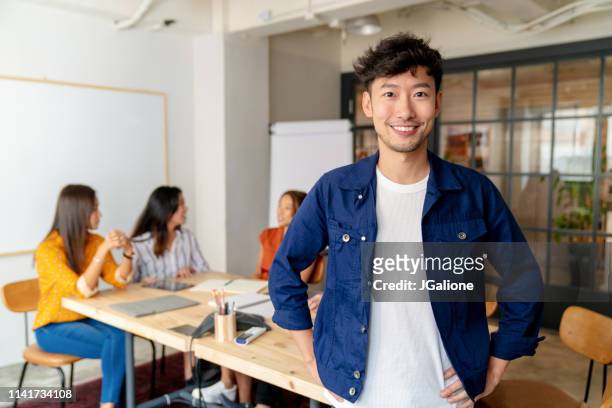 portret van een jonge kantoormedewerker - business meeting chinese stockfoto's en -beelden