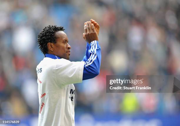 Ze Roberto of Hamburg says goodbye to the fans at the end of the Bundesliga match between Hamburger SV and Borussia M'gladbach at Imtech Arena on May...