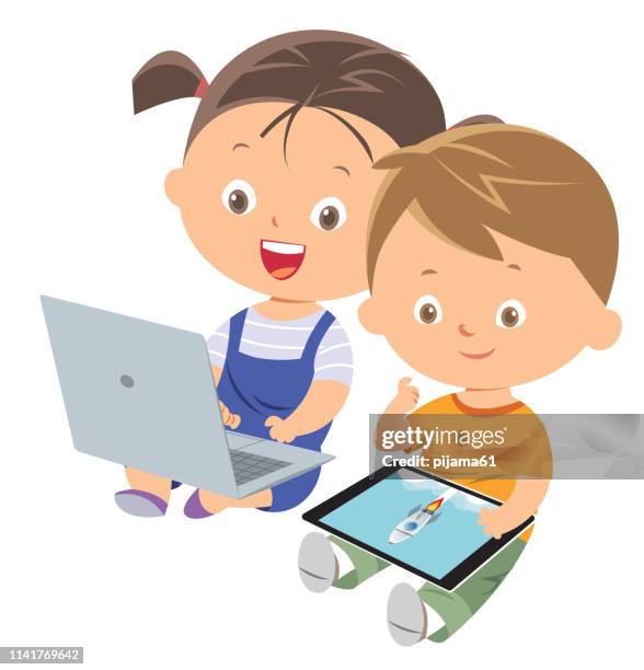 ilustraciones, imágenes clip art, dibujos animados e iconos de stock de niño y niña usando tablet pc - chico movil