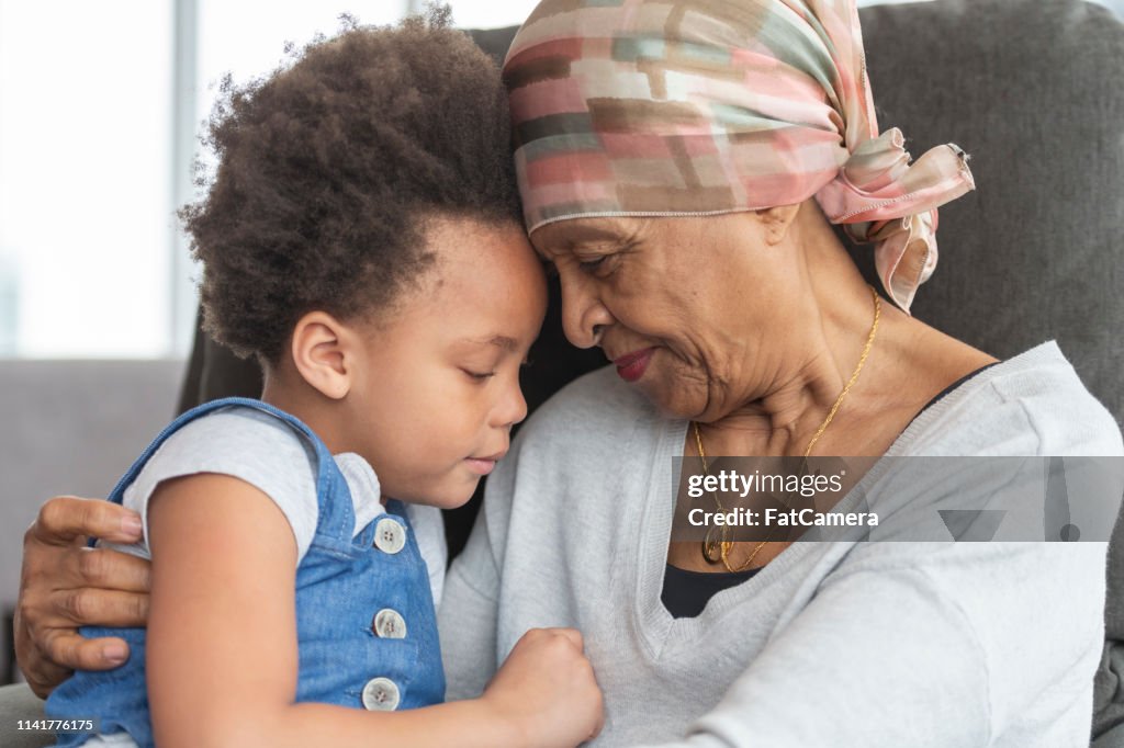 Mujer mayor con cáncer amorosamente tiene nieta