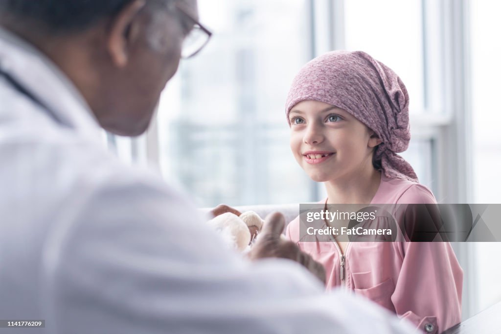 Chica valiente con cáncer se reúne con el médico