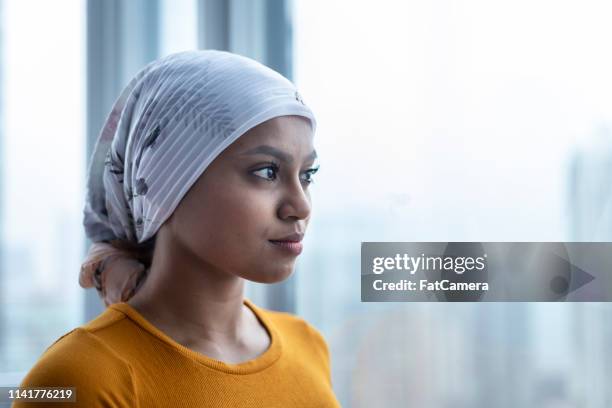 portret van mooie jonge etnische vrouw met kanker - cancer survivor stockfoto's en -beelden