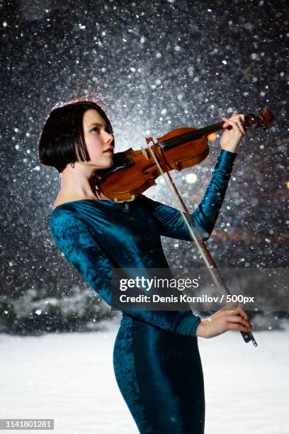 portrait of young woman playing violin - beautiful woman violinist stock pictures, royalty-free photos & images