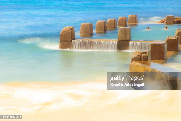 long exposure of coogee beach ocean baths in australia - coogee beach imagens e fotografias de stock