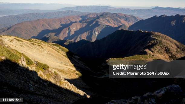 the light and shadow of the mountain - 山 - fotografias e filmes do acervo