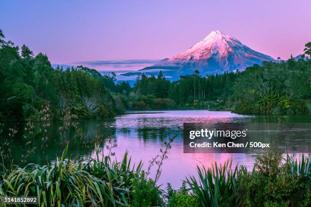 mt taranaki at dawn - new zealand volcano stock pictures, royalty-free photos & images